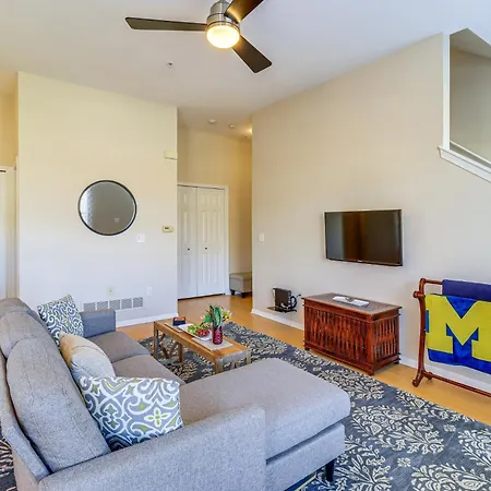 Michigan Townhome With Smart Tv 25 Mi To Detroit!